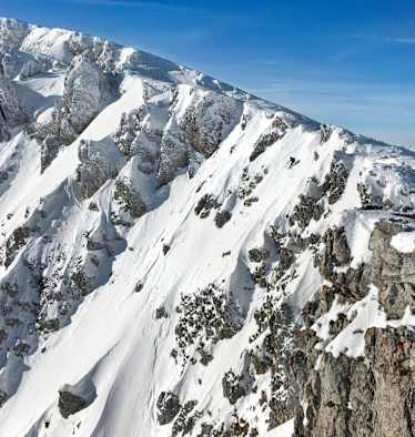 Skifahrer in einer steilen Flanke am Schneeberg in Niederösterreich