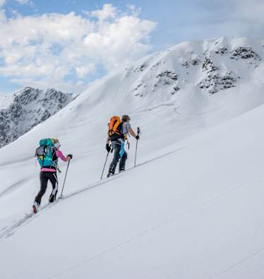 Skitourengeher in den winterlichen Alpen