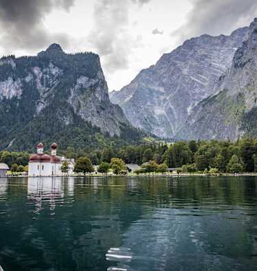 Der Blick auf die Wallfahrtskirche St. Bartholomä auf der Halbinsel Hirschau im Königssee