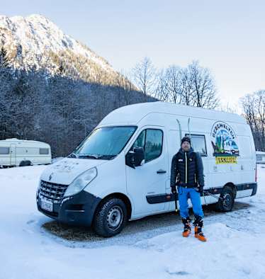 Bergwelten-Redakteur Daniel Kubera mit dem Bergwelten-Van
