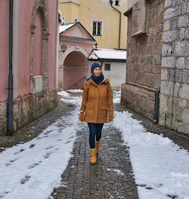 Frau beim Winterbummel