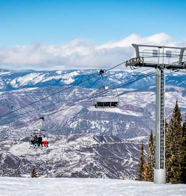 adobestock_david-a-litman-aspen-snowmass-ski-resort-rocky-mountains-of-colorado-325520374