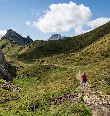 Ein Mann wandert am Karnischen Höhenweg.