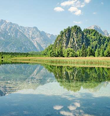 Der Almsee in Grünau im Almtal mit dem Toten Gebirge im Hintergrund