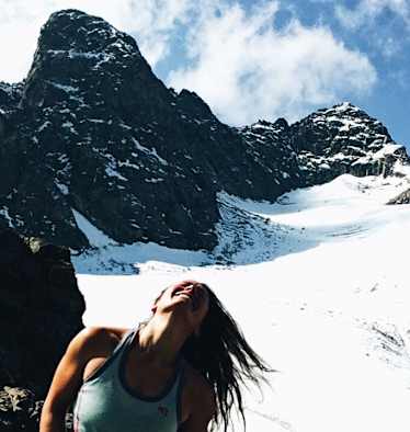 Ana Zirner auf der sechsten Etappe ihrer Alpenüberquerung in Graubünden
