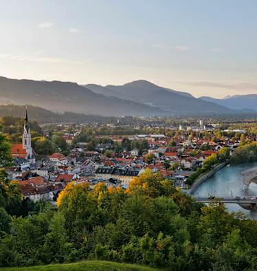 Blick vom Kalvarienberg über Isar und Bad Tölz in Oberbayern