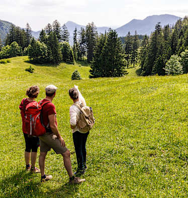 Drei Personen sind in Ruhpolding wandern.