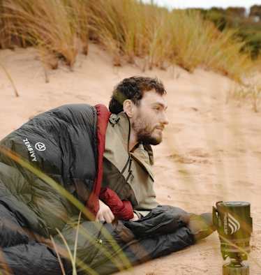 Das Zenbivy Light Bed Convertible ist ein modulares Schlafsystem aus Quilt und Sheet.