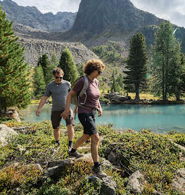 Eine Frau und ein Mann gehen in Paznaun-Ischgl wandern.
