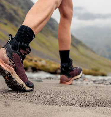 Der LOWA® EXPLORER GTX MID für Damen auf einem sandigen Gelände.