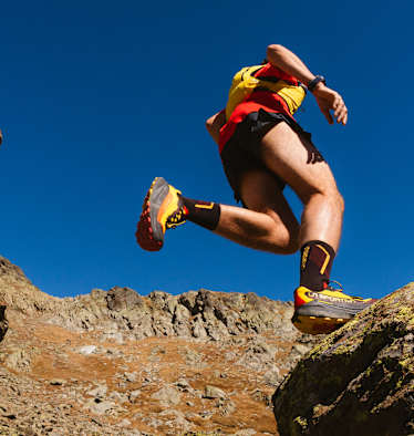 EIn Trailrunner läuft im Sommer mit Trailrunning-Schuhen von La Sportiva in der Natur