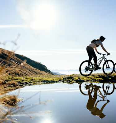 bergwelten_regionsportrait_mountainbiken_in_graubuenden_bergsee_1