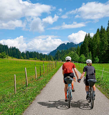 Zwei Radfahrer halten sich die Hände während der Tour.