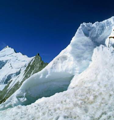 Schweiz: Bergsteigerin am Bishorn in den Walliser Alpen