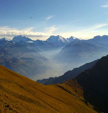 Wandern in den Berner Alpen: Blick in Richtung Kandersteg entlang der Tour auf den Niesen