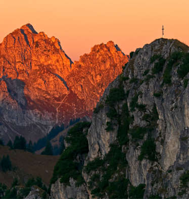 Blick vom Teufelstättkopf auf die Große Klammspitze (1.924 m) links und den Brunnenkopf (1.718 m) rechts in den Ammergauer Alpen
