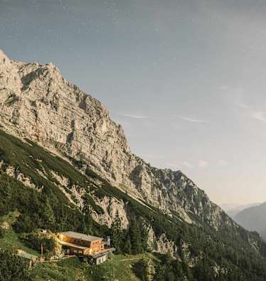 Blick auf das Buchsteinhaus und die Felsen des Gesäuse