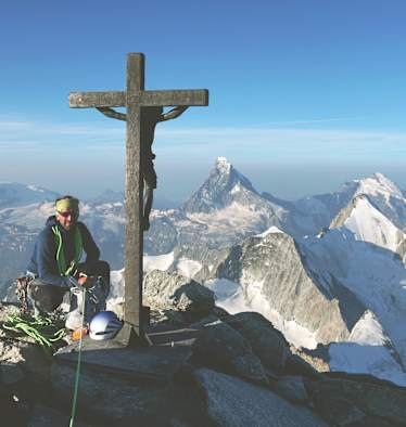Christoph Hüthmair am Gipfel des Zinalrothorn (4.221 m) in den Walliser Alpen