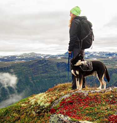 Wanderin mit ihrem Hund