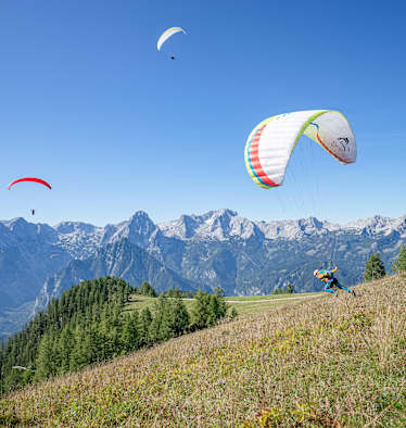 Paragleiter beim Start, Bergkulisse