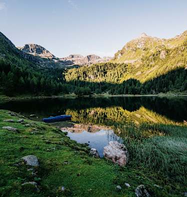 Der Duisitzkarsee in den Schladminger Tauern im ersten Morgenlicht.
