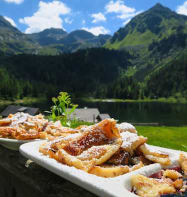 Kaiserschmarrn auf der Duisitzkarseehütte in den Schladminger Tauern in der Steiermark