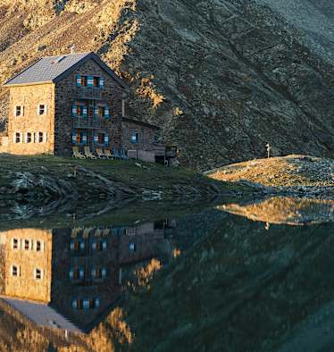 Die Flaggerschartenhütte in den Sarntaler Alpen in Südtirol (Italien)