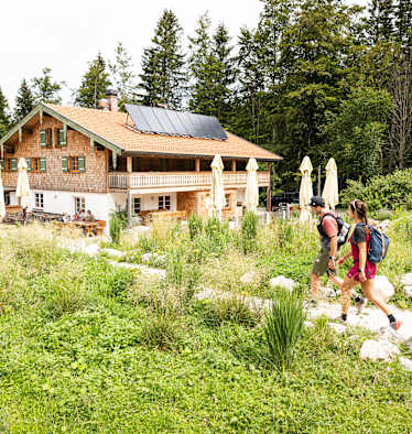 frasdorfer-huette-julian-bueckers-230801_bergwelten_chiemgau_portrait_0072_si202406050266