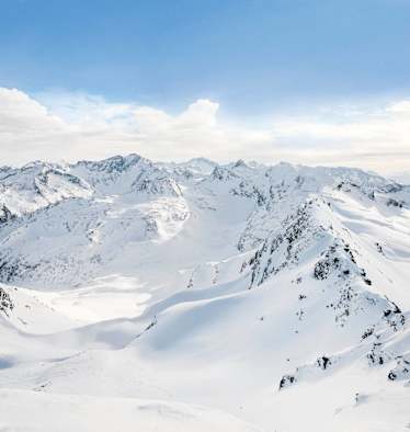 Ein Blick in die schneebedeckten Hohen Tauern