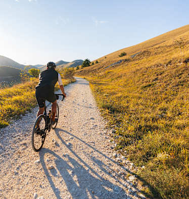 radfahrer in einer herbstlandschaft
