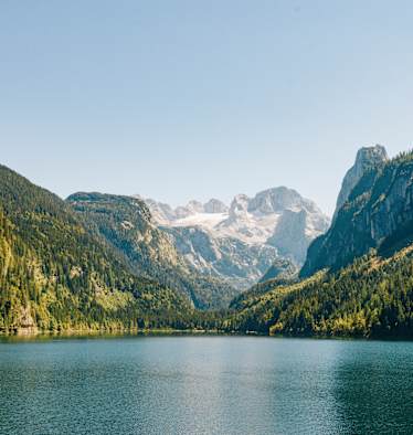 Am Vorderen Gosausee mit Blick auf den Gosaugletscher im Dachstein-Massiv