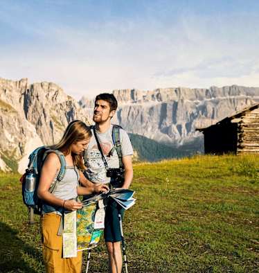 Die Wanderer studieren die Karte