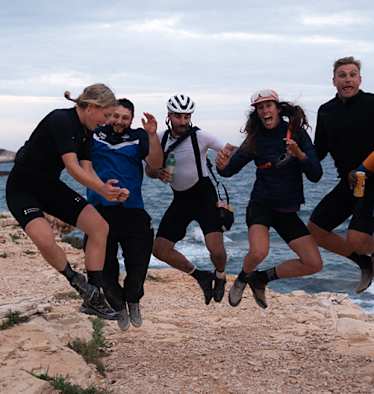 Fotoschnappschuss: Sechs Menschen springen in die Luft