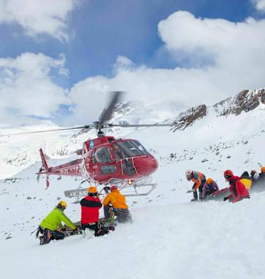 Alpiner Notfall: Eintreffen der Einsatzkräfte im Helikopter in den Schweizer Alpen