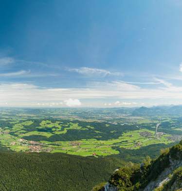 Panoramablick vom Hochstaufen über den Teisenberg und Rupertiwinkel