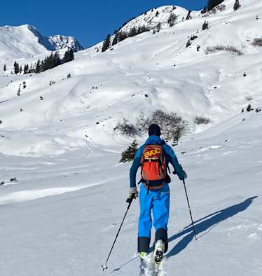 Bergführer Franky Drechsel beim Skitourenaufstieg Richtung Schwarzwassertal