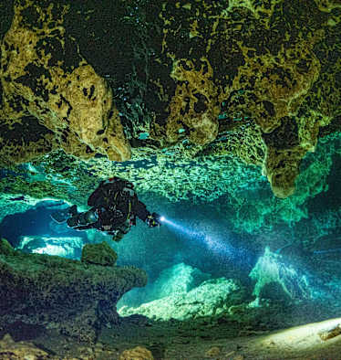 Jill Heinerth beim Höhlentauchen in kristallklarem Wasser.