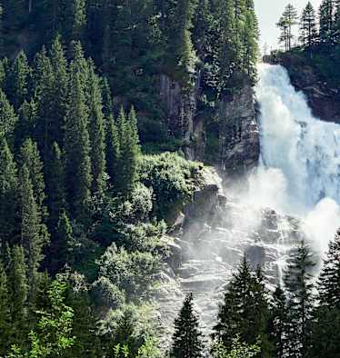 Die Krimmler Wasserfälle stellen ein imposantes Naturschauspiel dar.