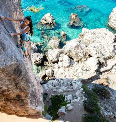 Marcela in der Route „Edge West“ (6c) in der Cliff Base auf Hvar in Kroatien
