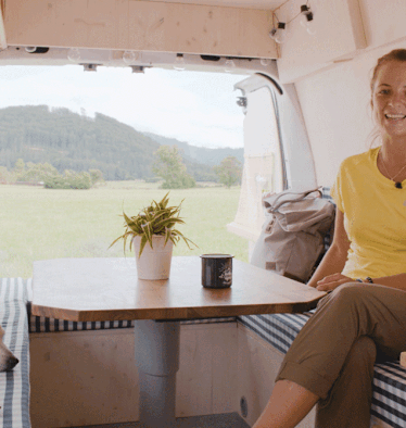 Laura und ihr Hund Venus im Camperbus Vanda