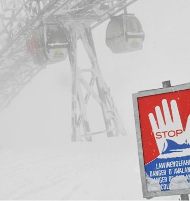 Die Lawinensituation in den Alpen spitzt sich weiter zu. Skigebiete, Straßen und gesamte Täler sind gesperrt.