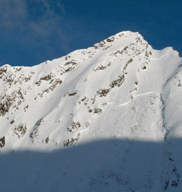 Große Schneebrettlawinen wie hier, am Gamskogel (2.659 m) in den Stubaier Alpen vergangenen Jahres, sind aktuell nicht auszuschließen