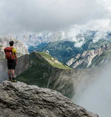 Wanderer in den Bergen mit Nebel