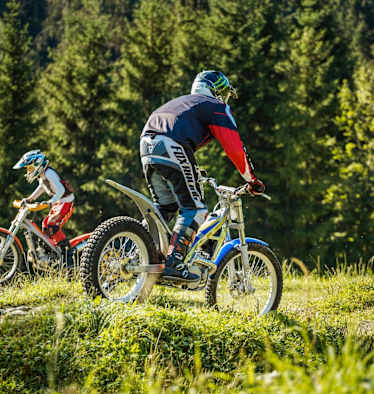 Kinder beim Trialfahren im Gelände
