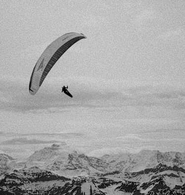 „The Eagle“ Chrigel Maurer bei seiner Leidenschaft, dem Paragleiten.