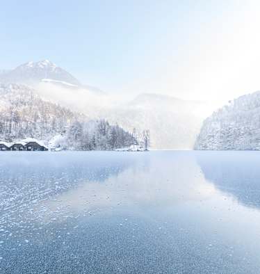 Aussicht auf die Berchtesgadener Alpen vor dem gefrorenen Königssee