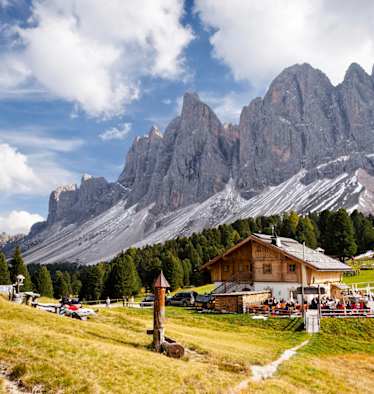 Geisleralm mit Sass Rigais im Hintergrund