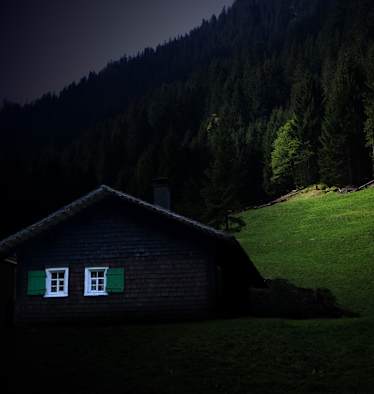 Berghütte bei Vollmond