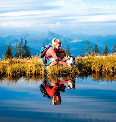 Bergsee Wasser trinken