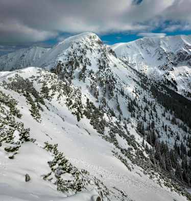 Aktuell herrschen traumhafte Skitourenbedingungen in den Mürzsteger Alpen in der Hochsteiermark, im Bild der Gipfel des Großen Wildkamm und der Hohen Veitsch (rechts)